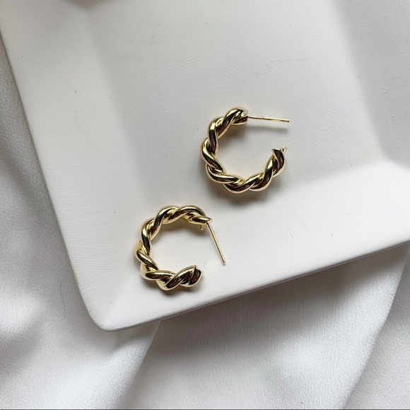 Gold twist hoop earrings - Picture 9 of 9